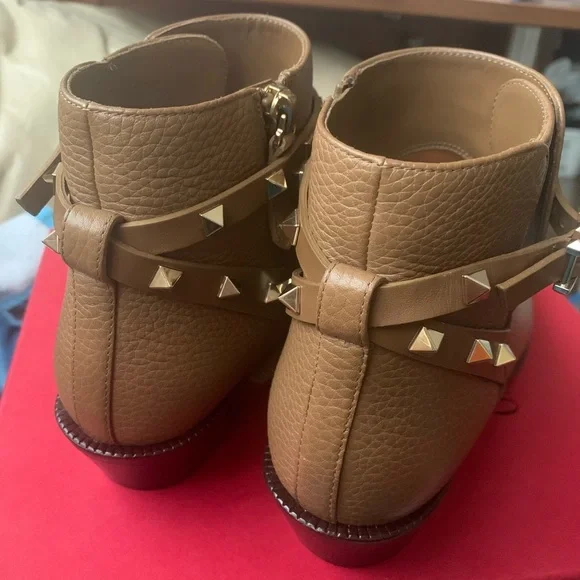 🌈ROCKSTUD Ankle Boot
VALENTINO GARAVANI SIZE8US🌈 - Picture 5 of 16